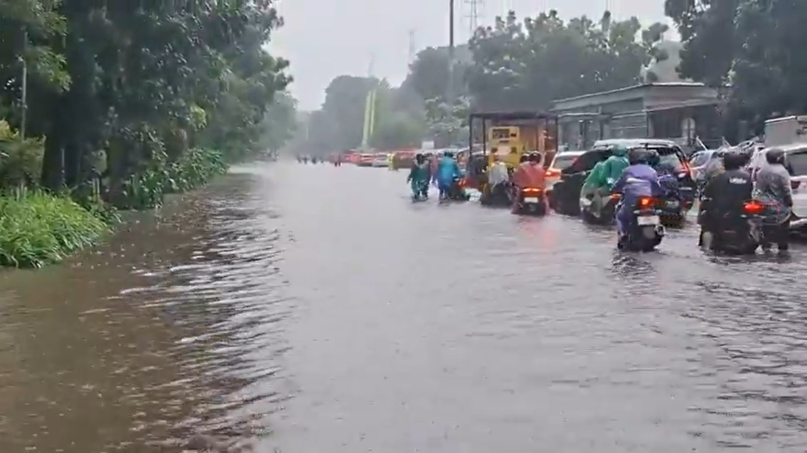 Hujan Deras, Sejumlah Titik dan Ruas Jalan Jakarta Tergenang Banjir