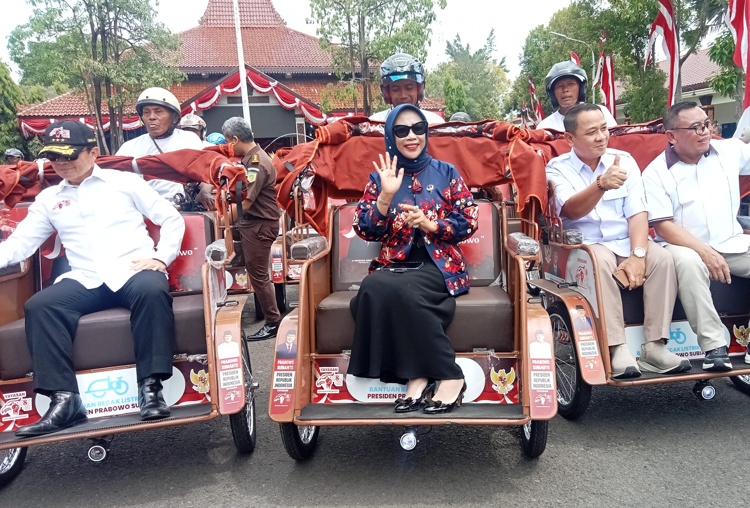 Wabup Mimik Idayana Salurkan 200 Becak Listrik, Dorong Kesejahteraan Pembecak Lansia