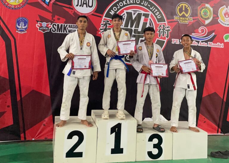 Moh Roby saat awarding para juara Kejuaraan Jujitsu Open Piala KONI Kabupaten Mojokerto. (Foto: Dok. Umsida)