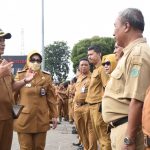 Bupati Sidoarjo H Subandi SH MKn saat menghadiri Apel Akbar yang diikuti ribuan ASN di lingkungan Pemkab Sidoarjo, Senin (12/1/2026). (Foto: Dok.)
