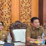 Bupati Sidoarjo, H Subandi SH MKn (kanan), didampingi Sekda Fenny Apridawati saat pemaparan masterplan di Opsroom Setda Kabupaten Sidoarjo, Selasa (6/1/2026). (Foto: Dok.)