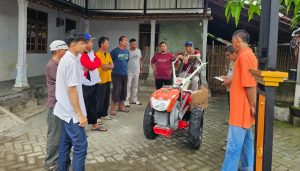 Suli Daim DPRD Jatim Serahkan Bantuan Hand Traktor pada Petani Purworejo Ponorogo, Dorong Produktivitas Pertanian