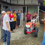Anggota Komisi E DPRD Jatim dari Fraksi PAN, Suli Daim, menyerahkan bantuan alsintan kepada kelompok tani di Ponorogo, Sabtu (3/1/2026). (Foto: Dok.)
