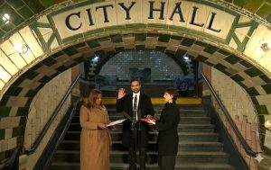 Dilantik sebagai Wali Kota New York, Zohran Mamdani Disumpah menggunakan Al-Quran Bersejarah