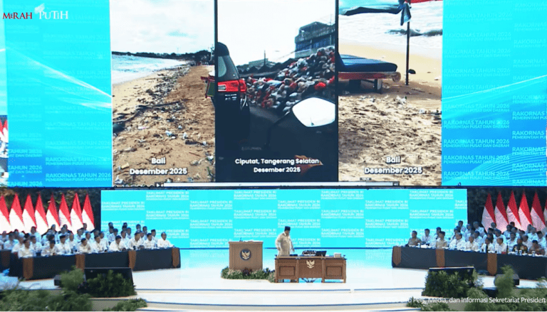 Presiden Prabowo Subianto (tengah) menampilkan video sampah di Pulau Bali yang dinilai merusak pariwisata, Senin (2/2/2026). (Foto: Setpres)