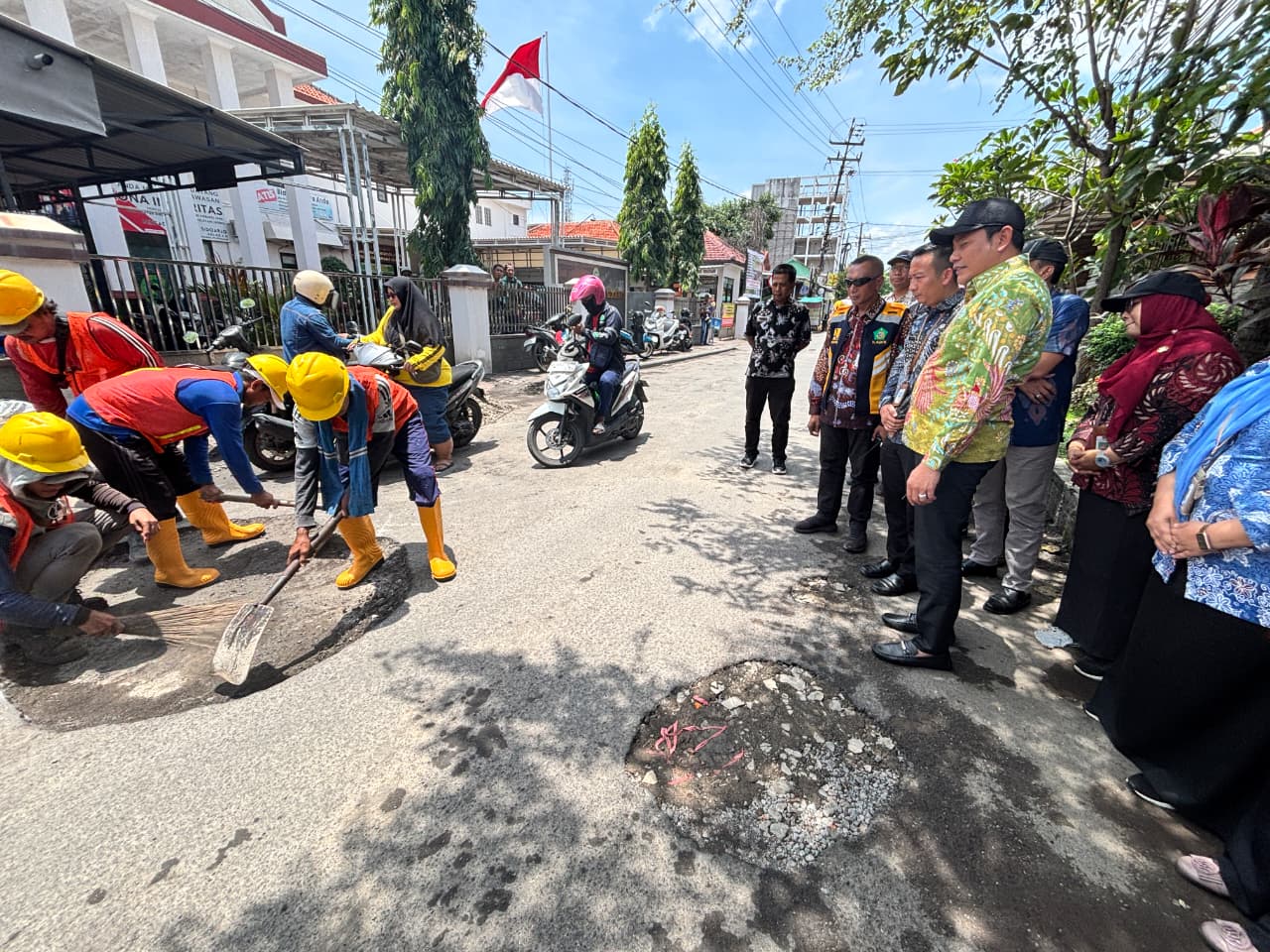 Pantau Langsung Perbaikan Jalan di Sejumlah Titik, Bupati Subandi: Harus Aspal Hotmix Semua