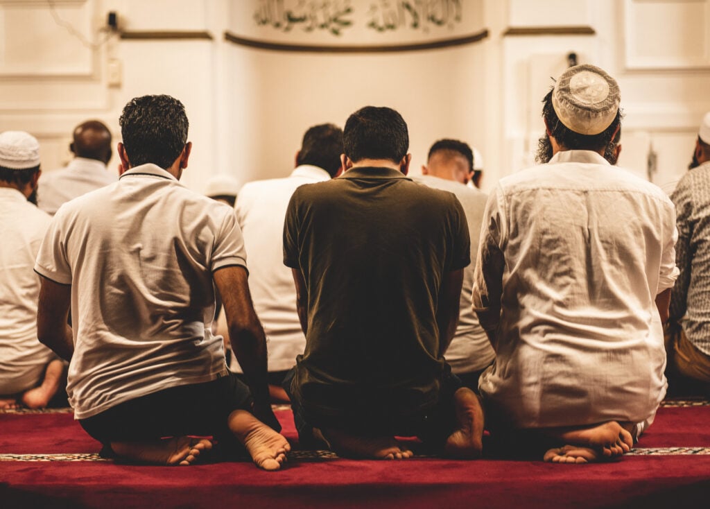 Tarawih Sunnah atau Wajib? Ini Penjelasan Hadis Nabi soal Jamaah, Rakaat, dan Waktu Terbaik
