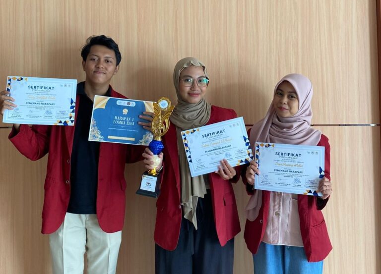 Mahasiswa Prodi Psikologi Umsida, Fanny Sabillah Huda (kiri) bersama kedua rekannya. (Foto: Dok. Umsida)