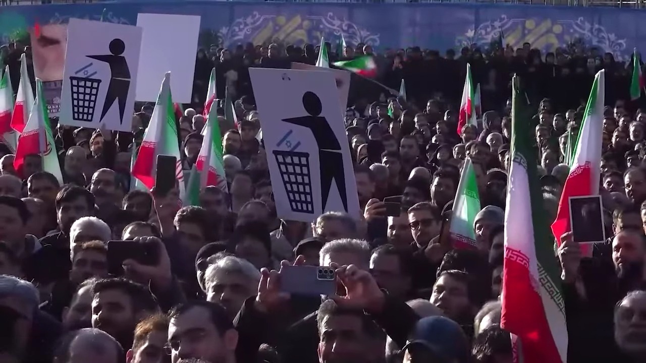 Massa yang memadati Lapangan Enghelab (Revolution Square), menyerukan pembalasan atas terbunuhnya pemimpin tertinggi Iran, Ayatollah Ali Khamenei. (Foto: tangkapan layar)