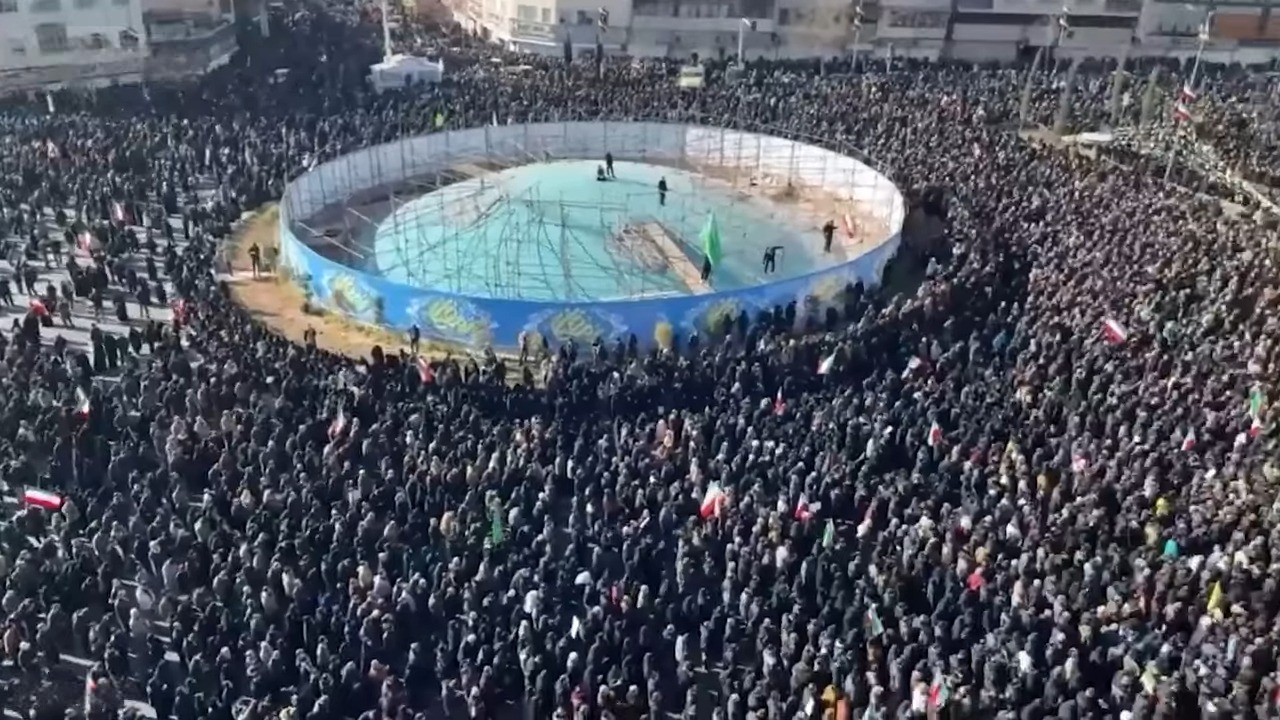 Massa yang memadati Lapangan Enghelab (Revolution Square), menyerukan pembalasan atas terbunuhnya pemimpin tertinggi Iran, Ayatollah Ali Khamenei. (Foto: tangkapan layar)