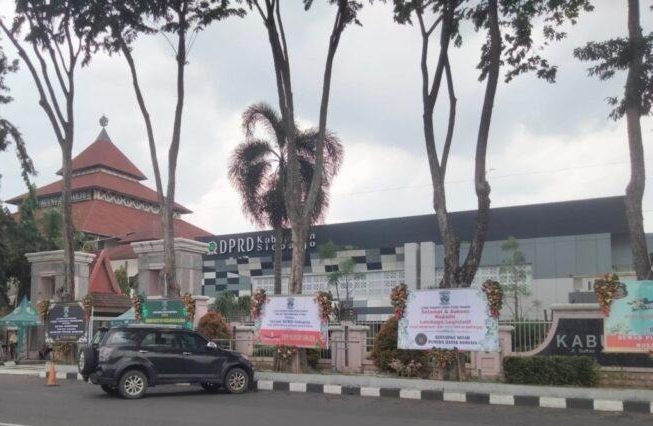Kantor DPRD Sidoarjo Banjir Karangan Bunga Suarakan Kritik, Kecewa Kinerja Wakil Rakyat