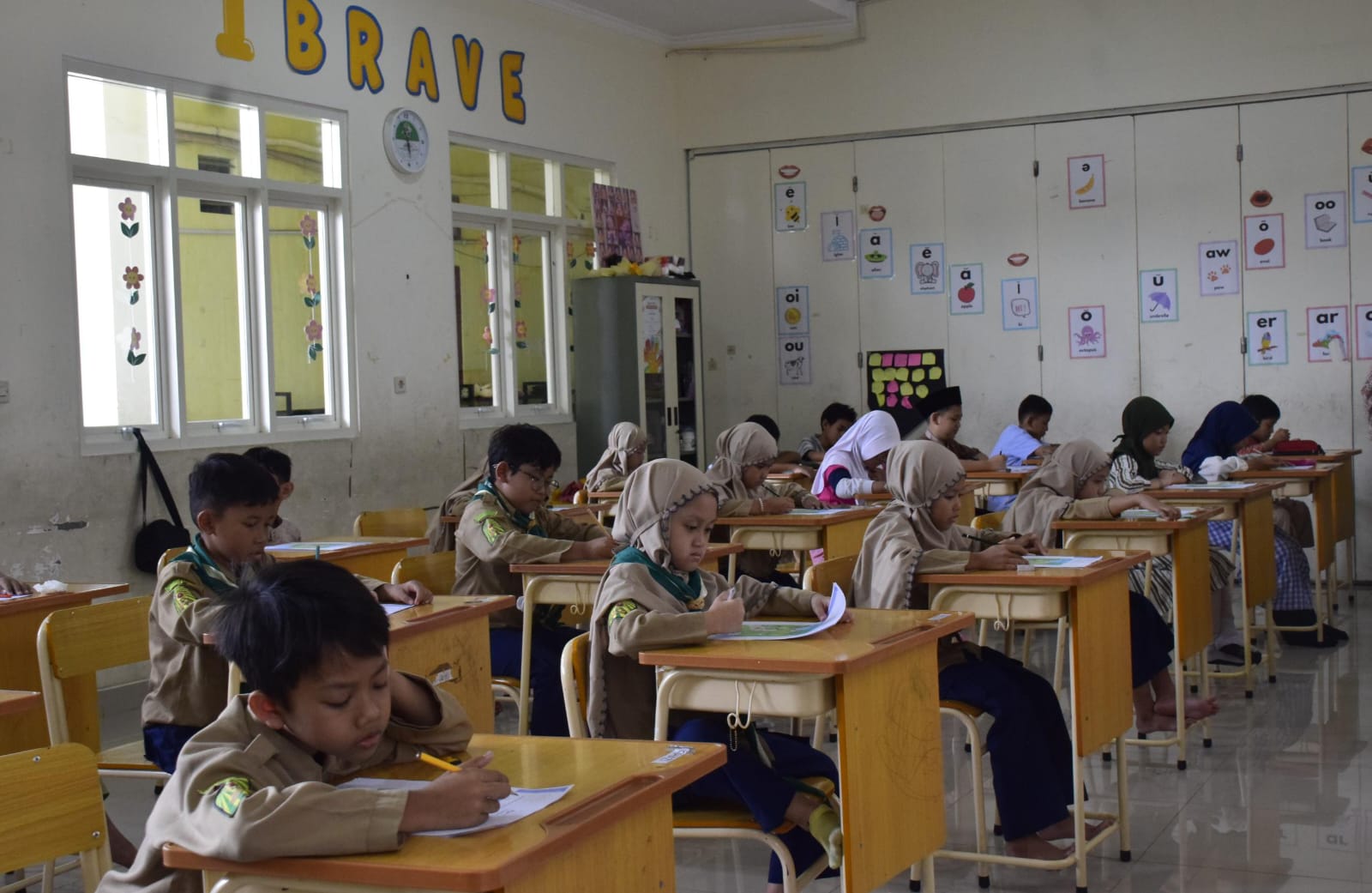 Mantapkan Kemampuan Bahasa Inggris Siswa, SD Muhammadiyah 24 Surabaya Laksanakan Cambridge Starter Test Preparation