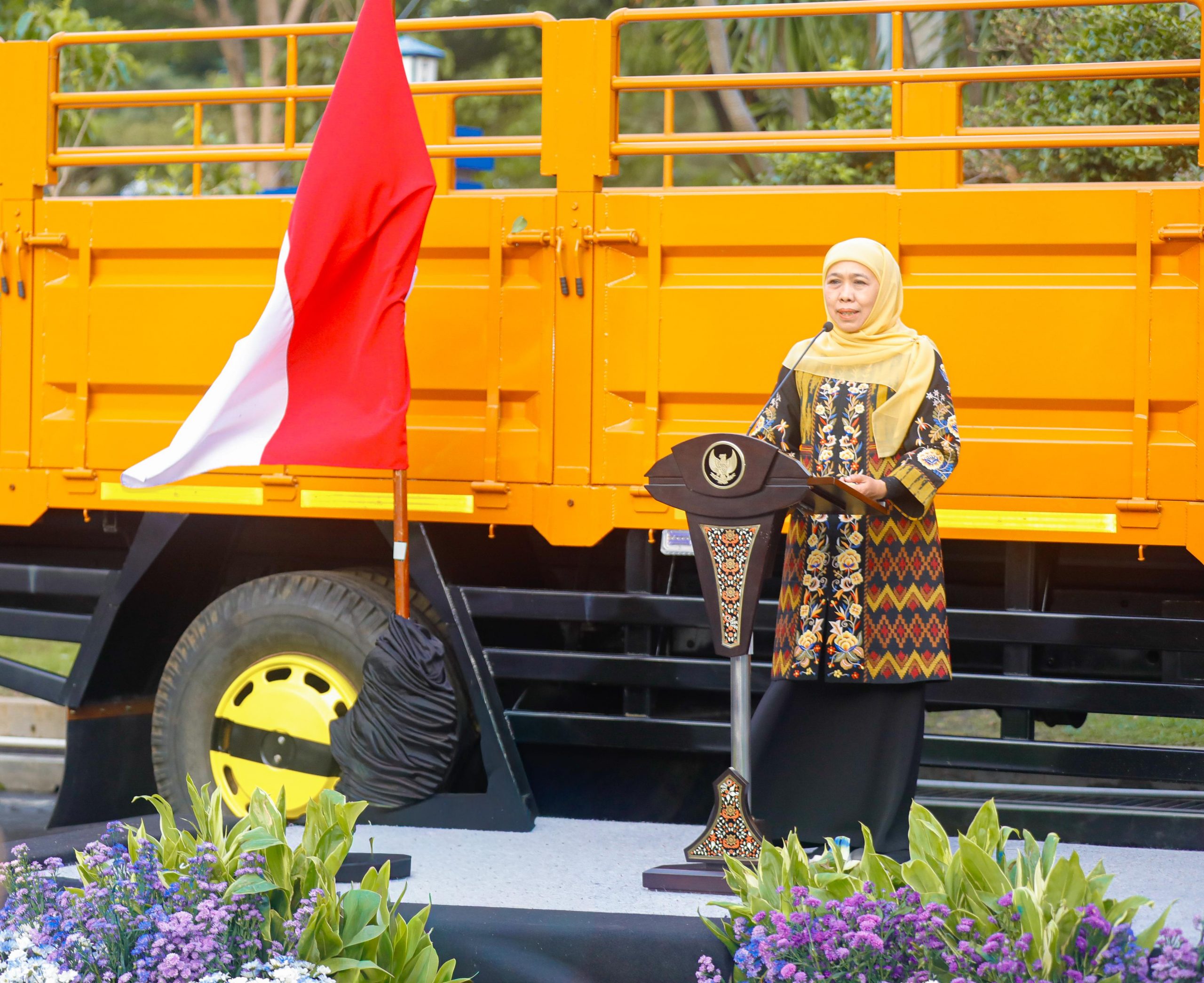 Khofifah Serahkan Truk Hasil Normalisasi, Dorong Zero ODOL 2027 di Jatim