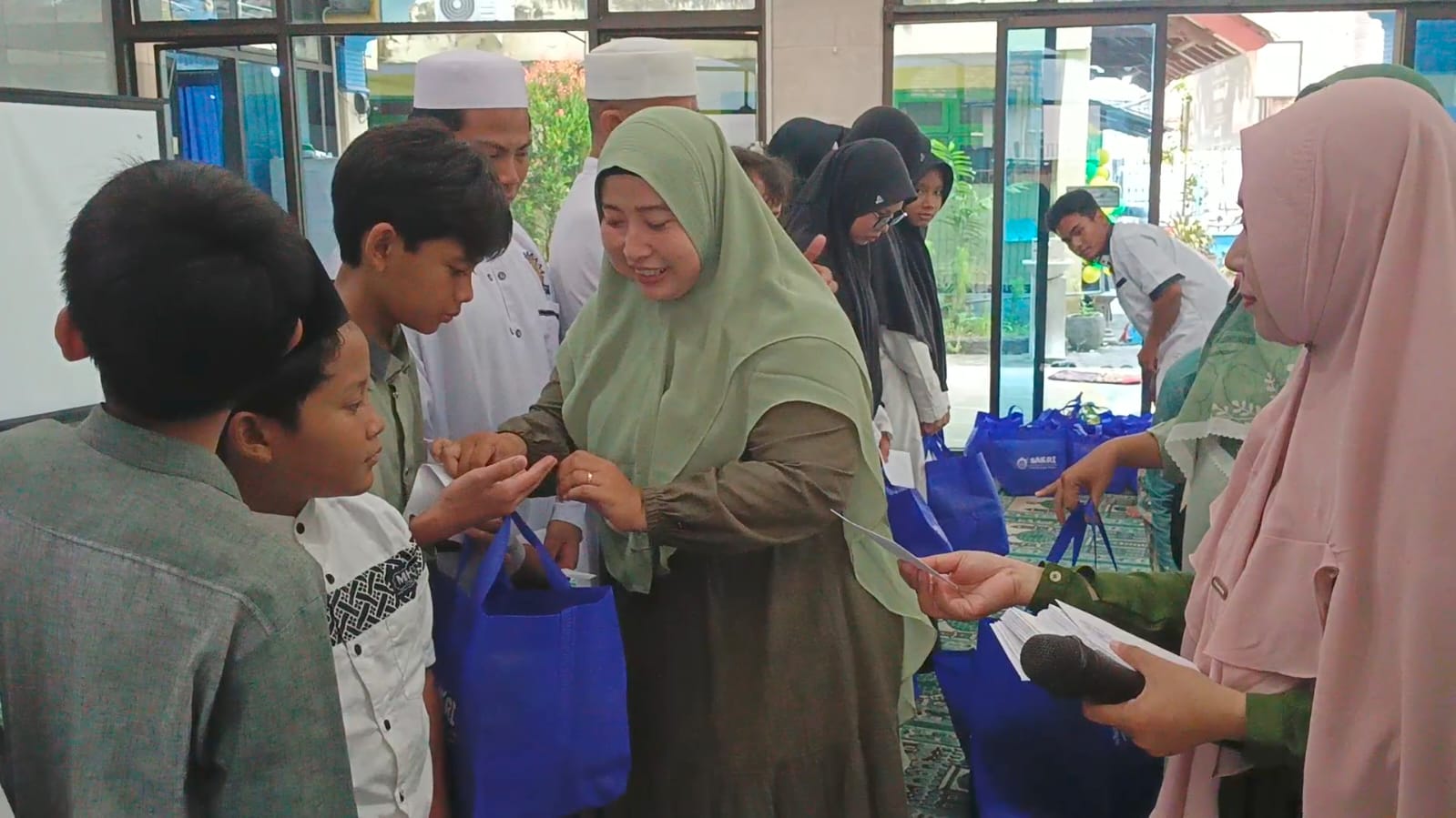 Glow Up Iman, Level Up Taqwa: SD Sakri Gelar Buka Bersama dan Berikan Santunan Anak Yatim