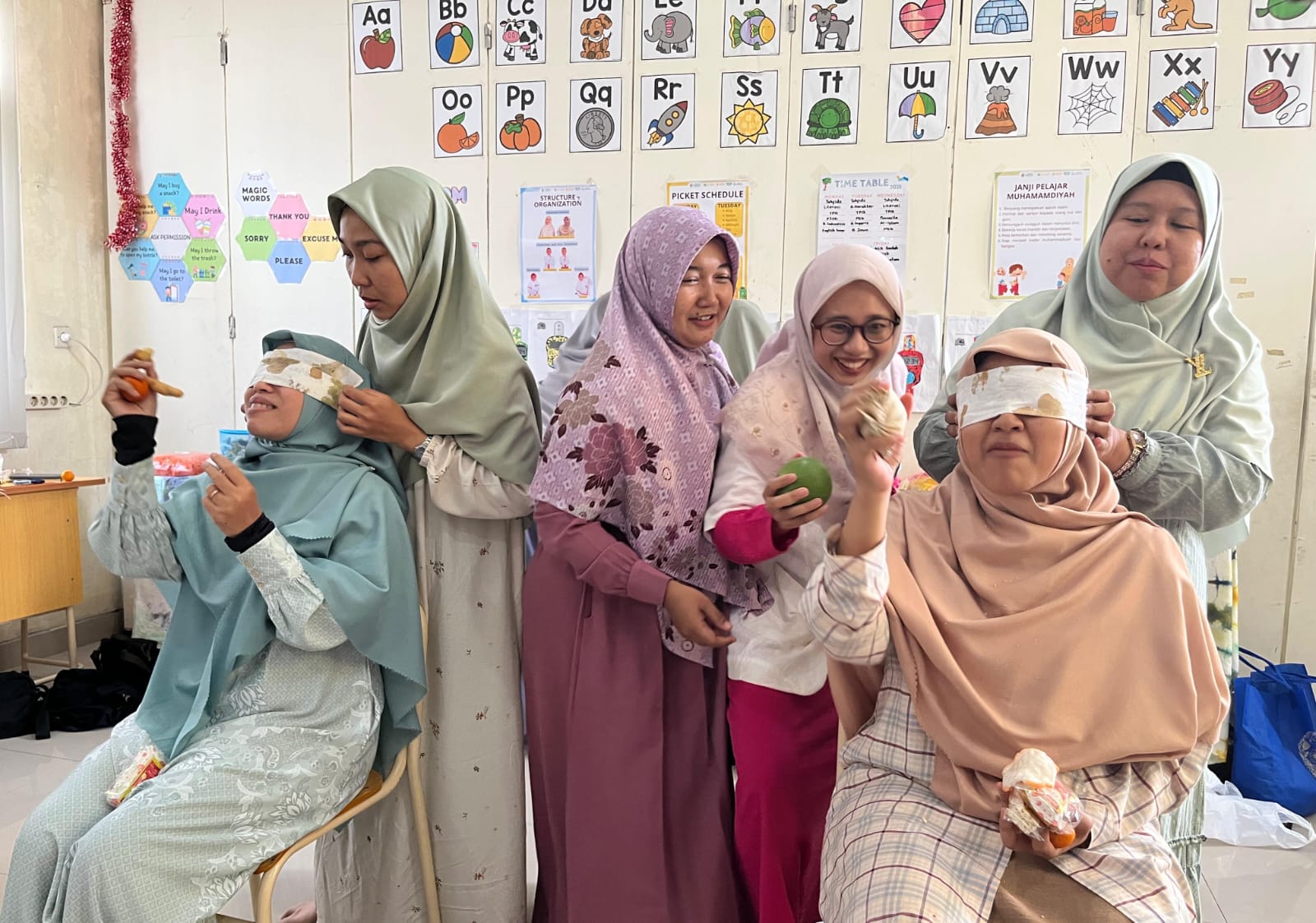 Halal Bihalal Unik, SD Muhammadiyah 24 Surabaya Kenalkan Jajan Tradisional Lewat Permainan Interaktif