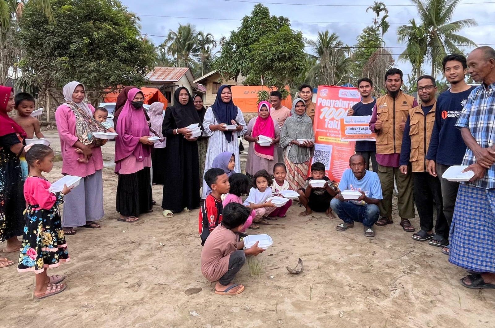Lazismu Aceh Utara Salurkan Takjil untuk Penyintas Banjir di Sawang, Hadirkan Kehangatan Ramadan 1447 H