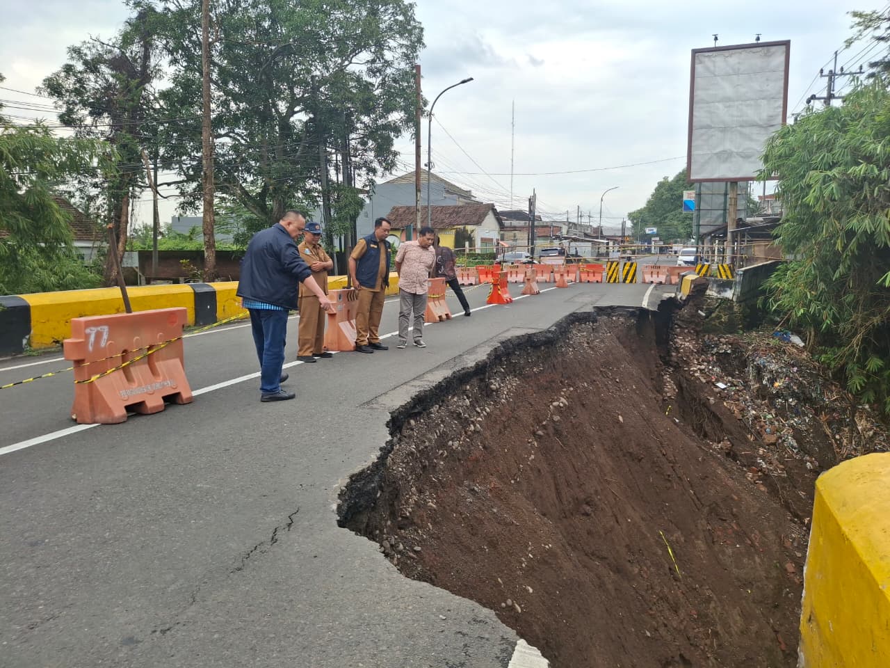 Agung Mulyono DPRD Jatim Tinjau Jembatan Sentong Ambles, Minta Penanganan Dipercepat