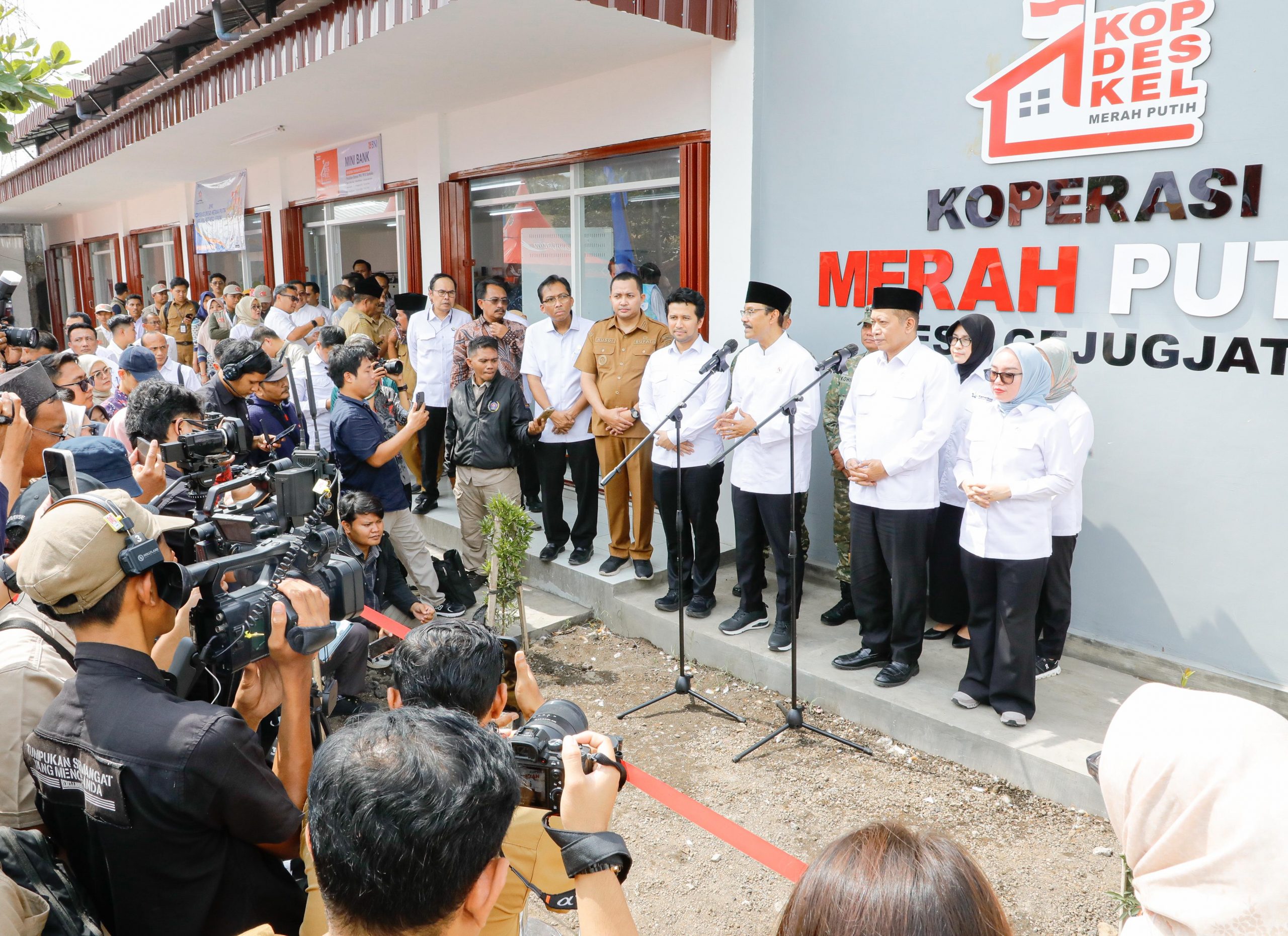 Gus Ipul dan Emil Dardak Dorong Penerima PKH Masuk Koperasi Desa Merah Putih