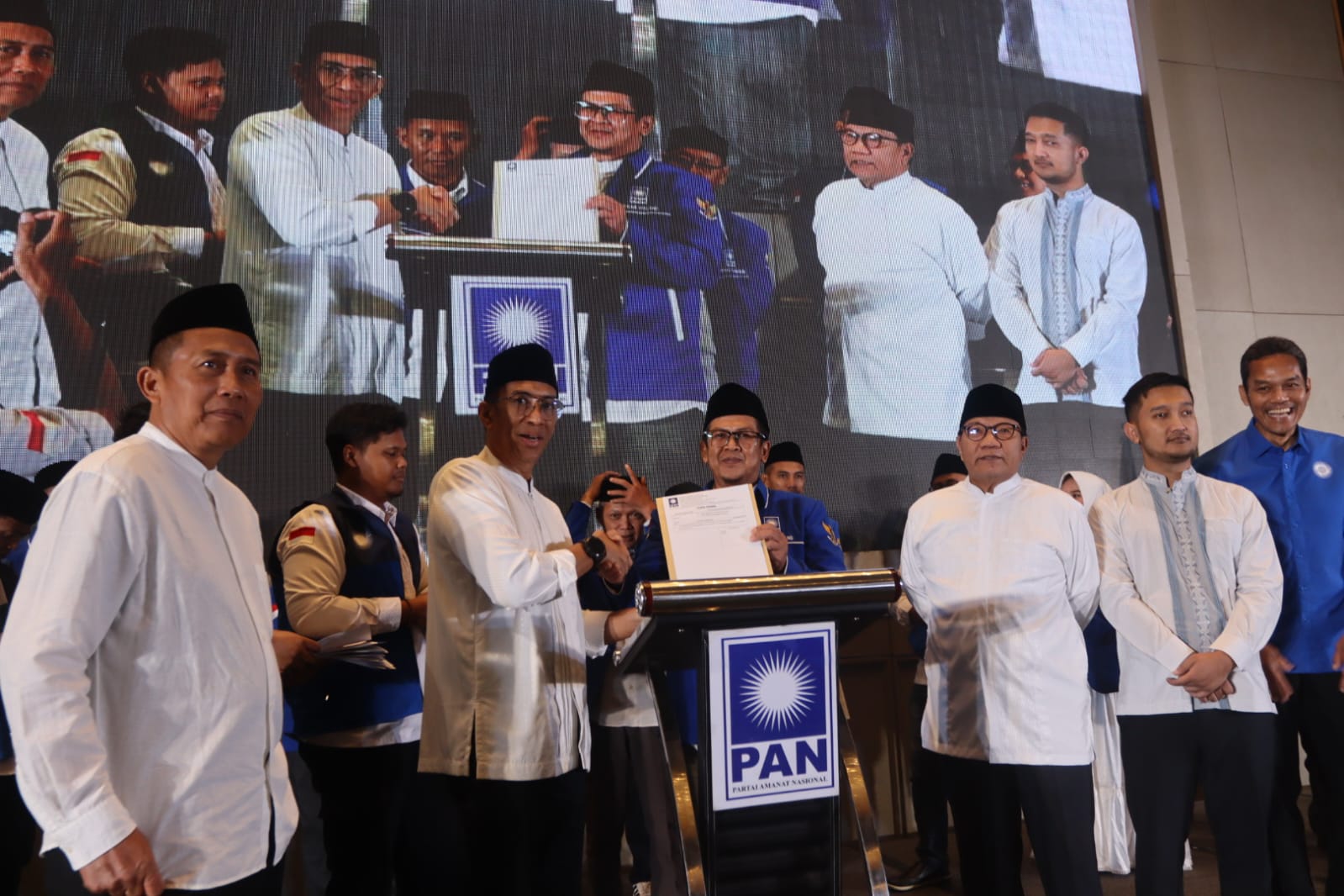 DPW PAN Jatim Serahkan SK Kepengurusan 27 Kota/Kabupaten, Simak Pesan Rizki Sadig