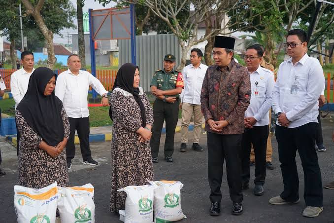 Jelang Lebaran, Bupati Jember Instruksikan Camat Pastikan Tak Ada Warga Kekurangan Bahan Pokok
