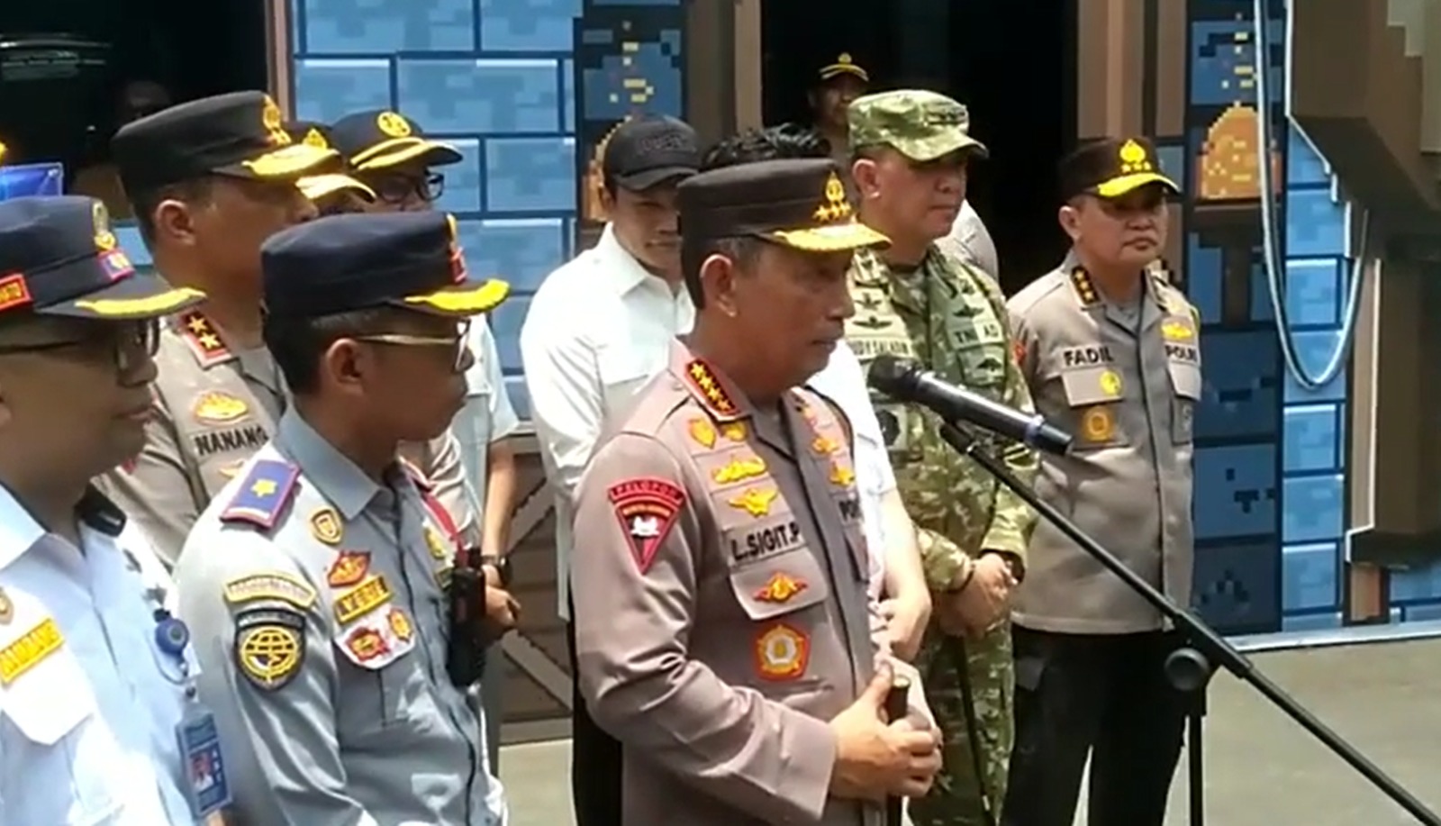 Kapolri Tinjau Kesiapan Keamanan dan Layanan Mudik Lebaran di Terminal Purabaya Bungurasih 