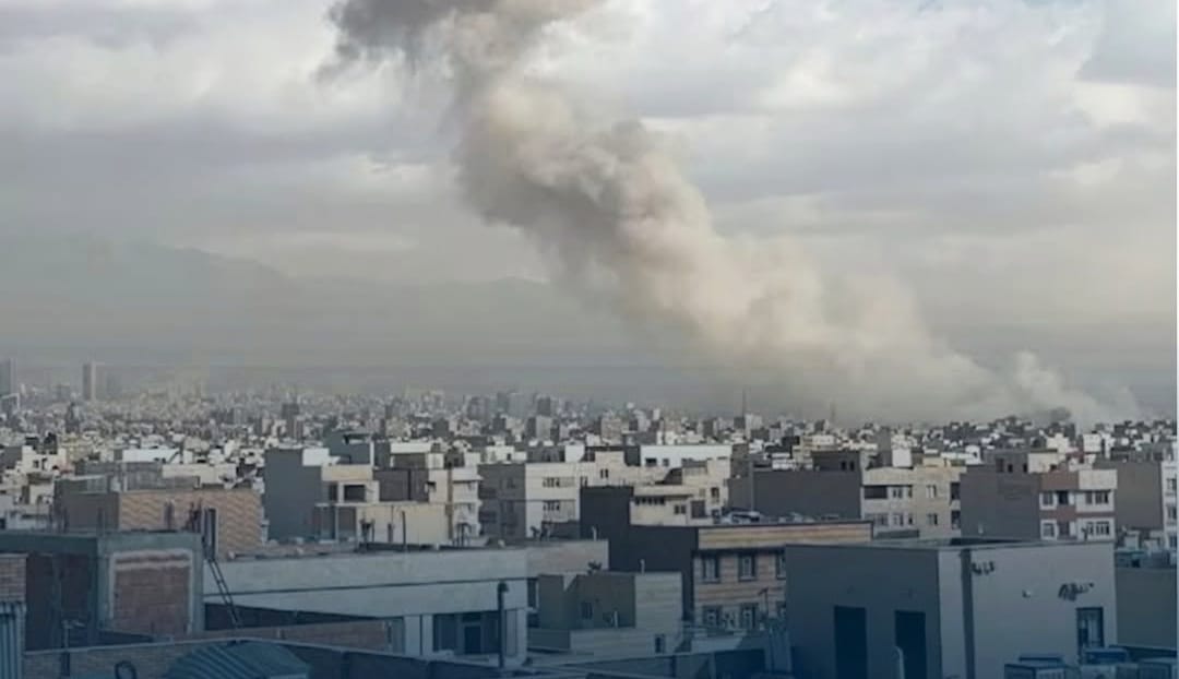 Serangan udara gabungan Amerika Serikat (AS) dan Israel melancarkan operasi militer besar-besaran terhadap Iran, Sabtu (28/2/2026). (Foto: IG katadata).