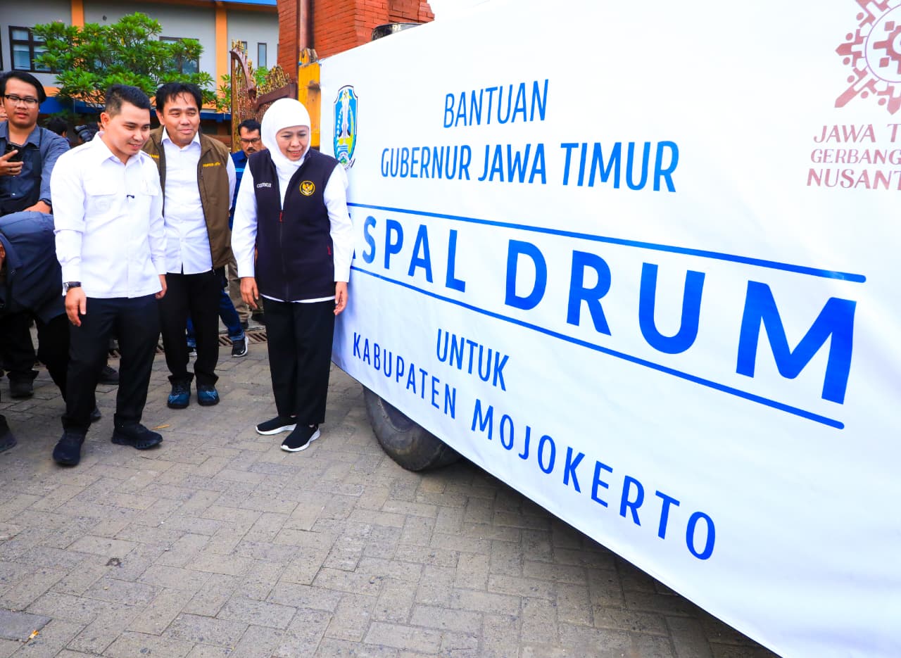 Program Aspal Drum Jatim 2024-2026: Khofifah Percepat Perbaikan 100 Km Jalan Kabupaten dan Desa