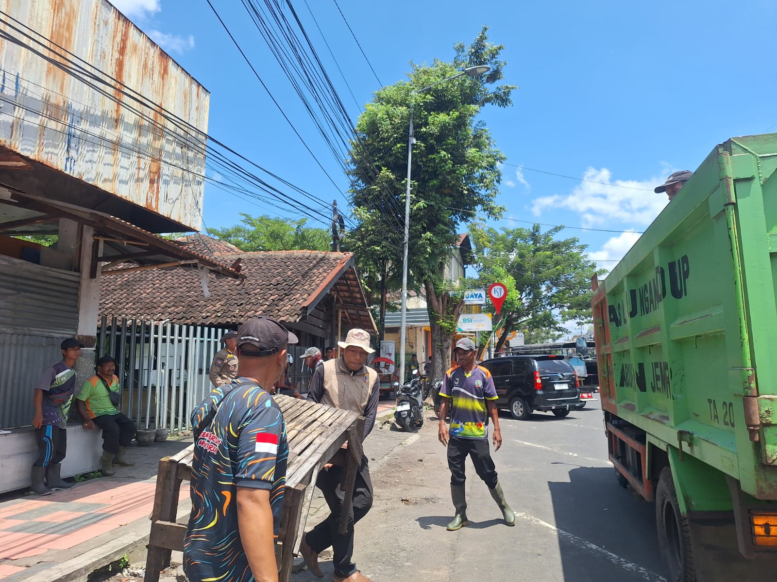 Penertiban PKL di Kaliwates Jember, TRC Angkut Barang dan Bersihkan Lokasi