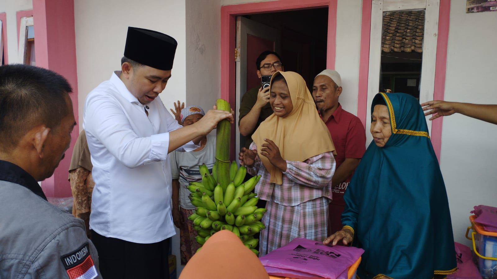 Diberi Pisang oleh Warga, Momen Humanis Warnai Kunjungan Gus Fawait di Rumah Penerima RTLH