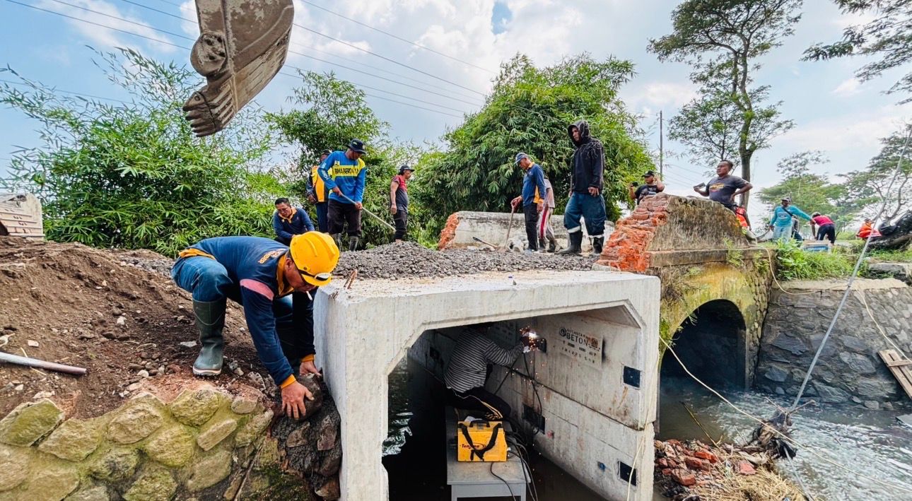 DPUPR Jember Respons Cepat Wadul Gus’e, Jembatan Jebol di Wuluhan Langsung Diperbaiki