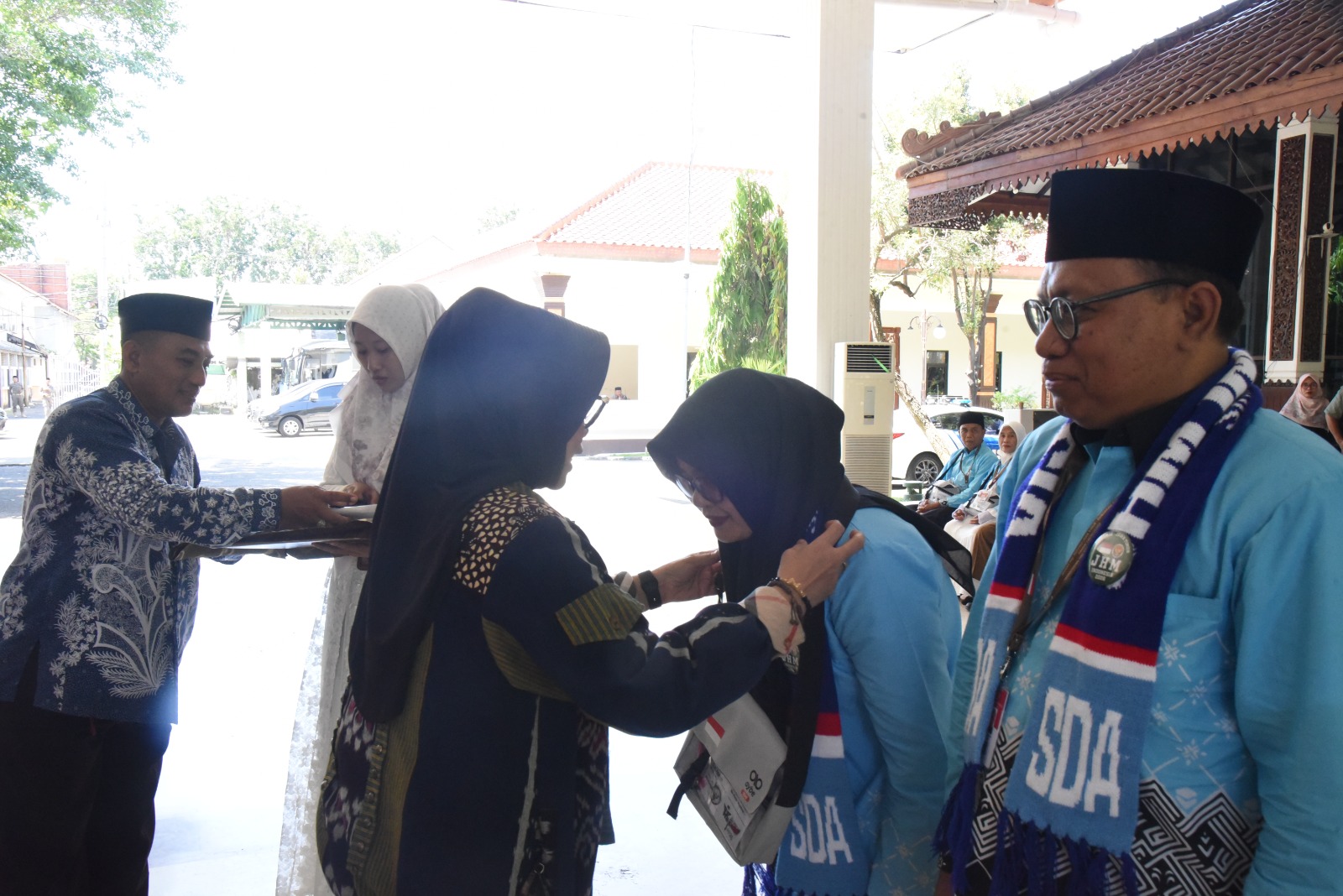 Rombongan Pertama Calon Jemaah Haji Sidoarjo Diberangkatkan, Sekda Titip Doa
