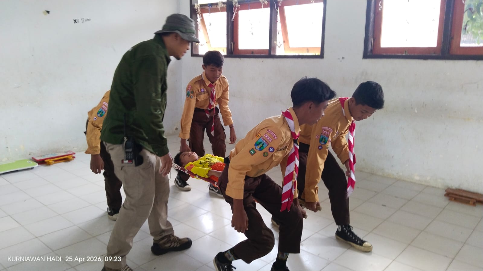 Peringati Hari Kesiapsiagaan Bencana, FPRB Banyuwangi Simulasi Evakuasi  Gempa Bumi Libatkan Siswa TK dan SMP