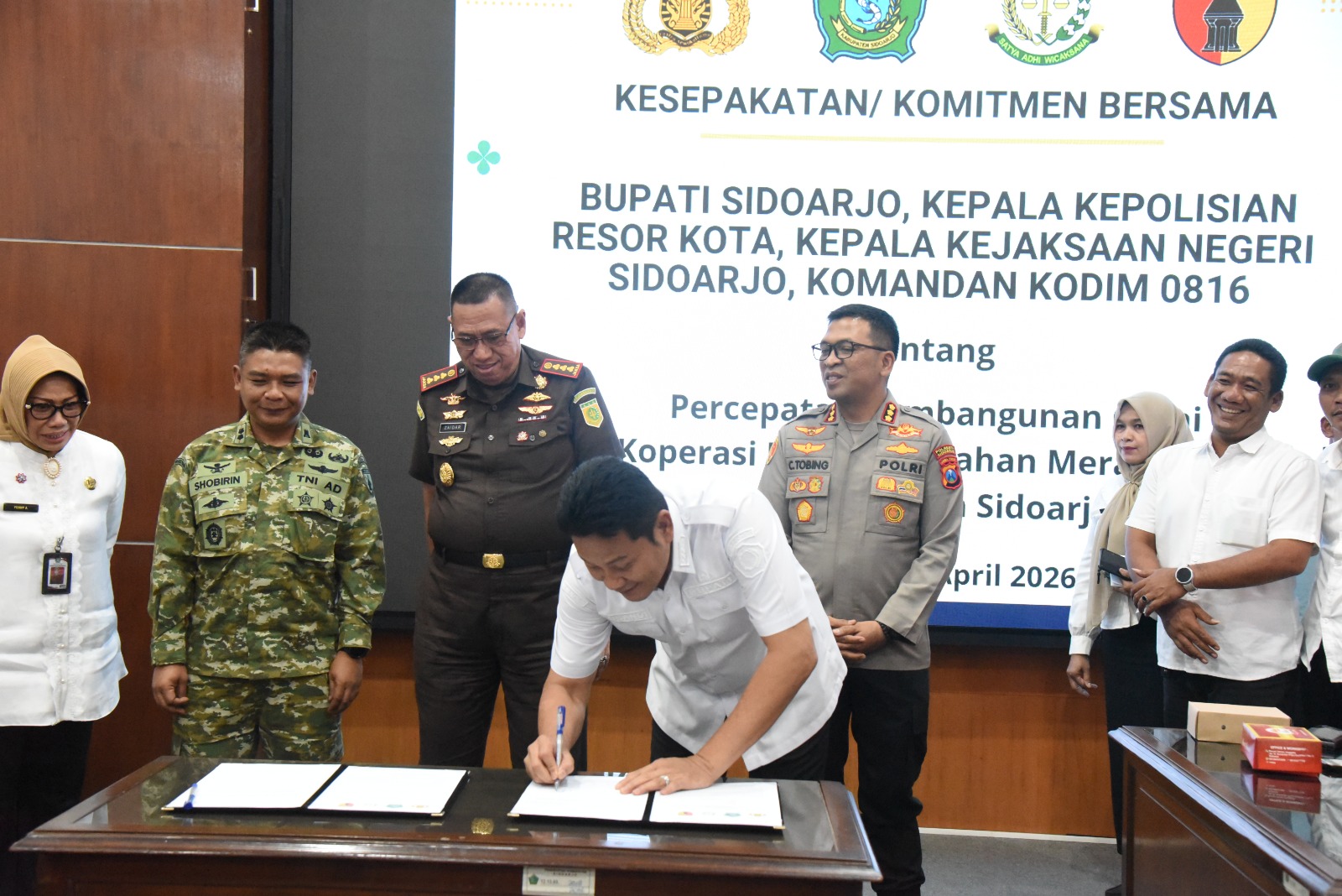 Bupati Sidoarjo H Subandi SH MKn penandatanganan Koperasi Merah Putih