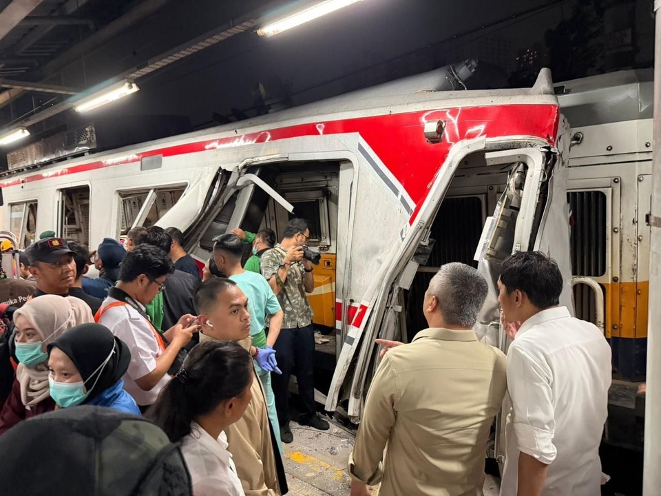 Argo Angrek tabrak KRL Commuter Line