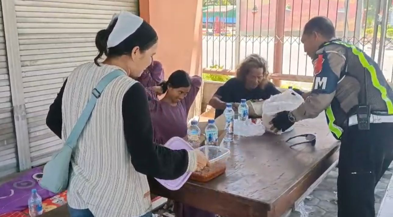 Polisi Banyuwangi Bagikan Makan Siang ke Pengendara Terjebak Macet Jalur Ketapang