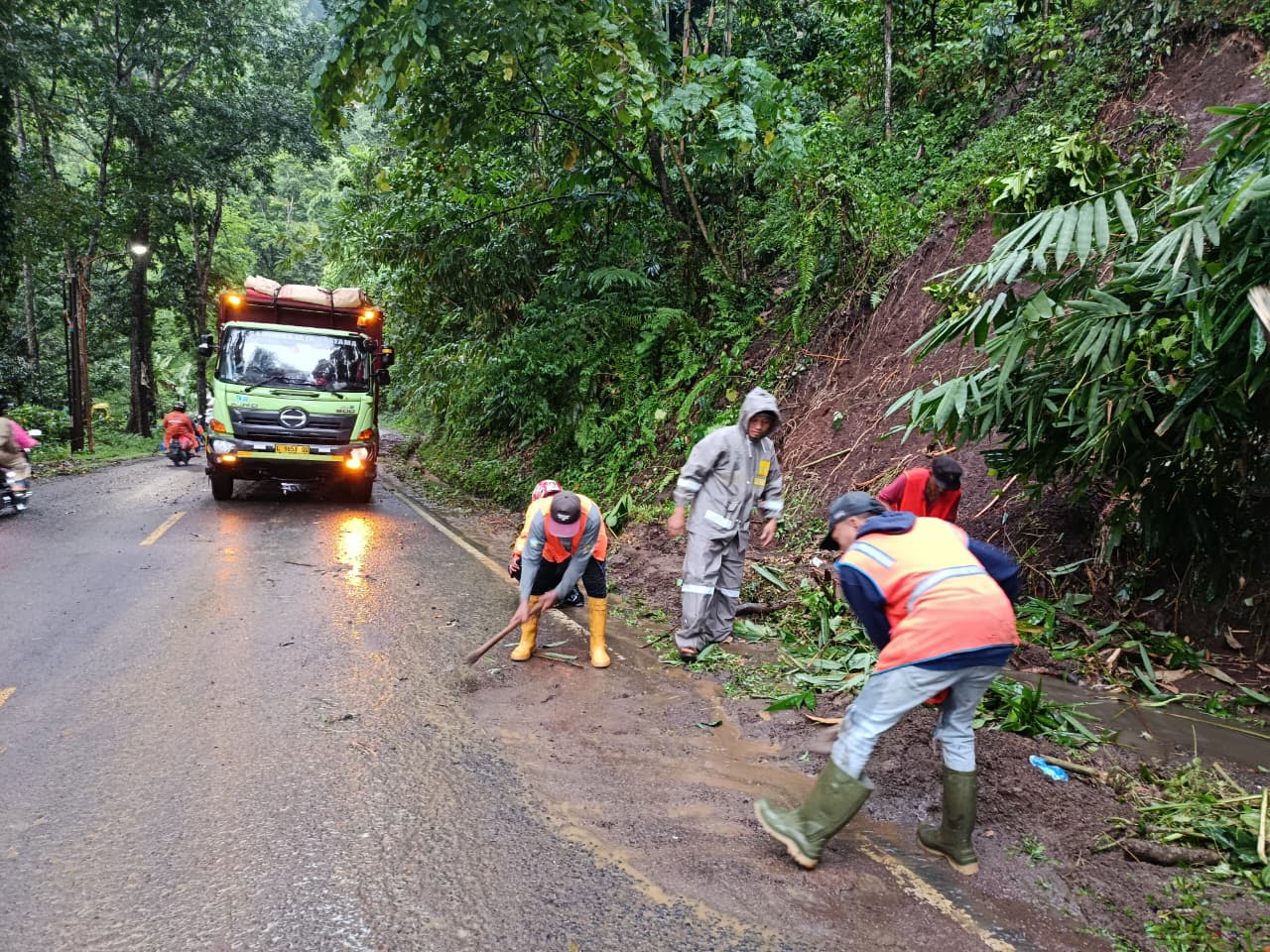 Tebing Gumitir Longsor, Petugas Polsek Kalibaru Banyuwangi Amankan Jalur Nasional KM 238