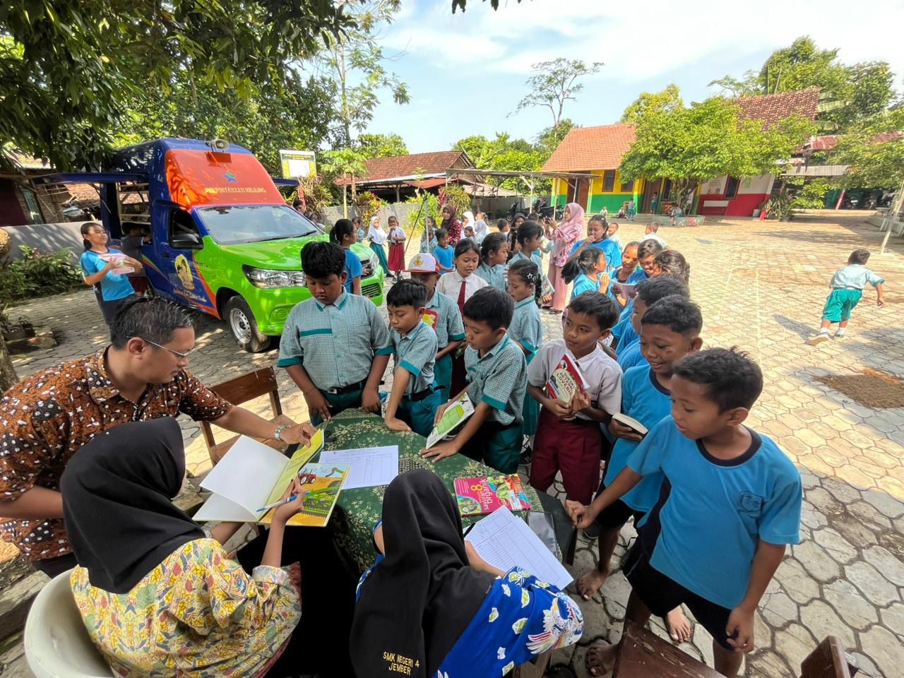 Perpustakaan Keliling Dispusip Jember Hadir di Sekolah, Dorong Budaya Baca Siswa