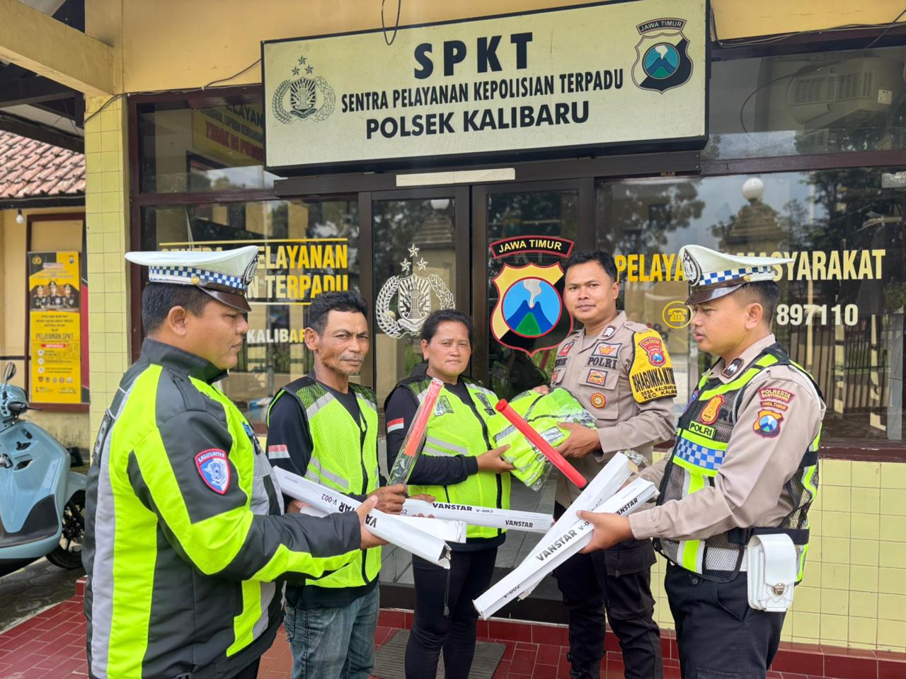 Amankan Jalur Bencana Longsor, Relawan Gumitir Dibantu Rompi dan Senter Lantas dari Polresta Banyuwangi