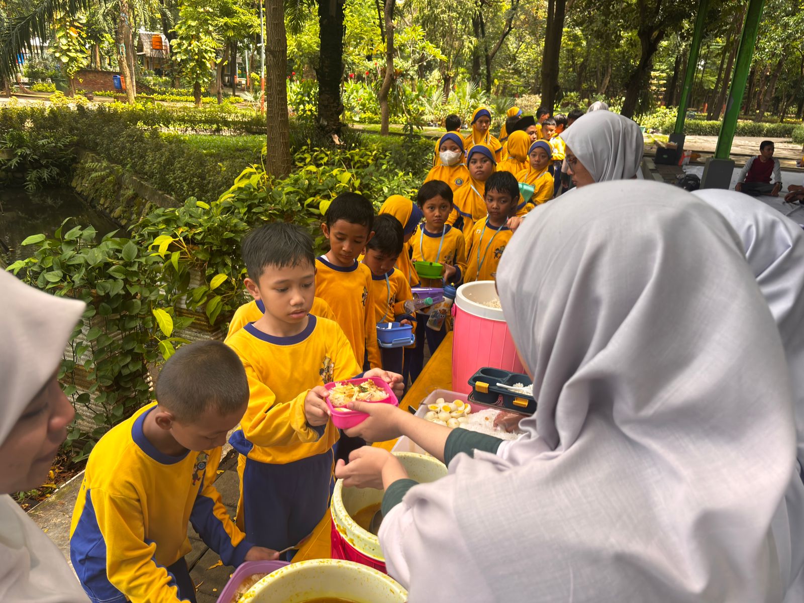 Pendidikan Karakter Peduli Lingkungan, SD Muhammadiyah 24 Surabaya Terapkan Budaya Lunchbox saat English Camp