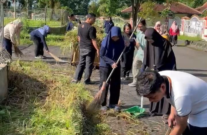 Tingkatkan Disiplin dan Kebersihan Lingkungan, OPD hingga Desa di Jember Rutin Kerja Bakti