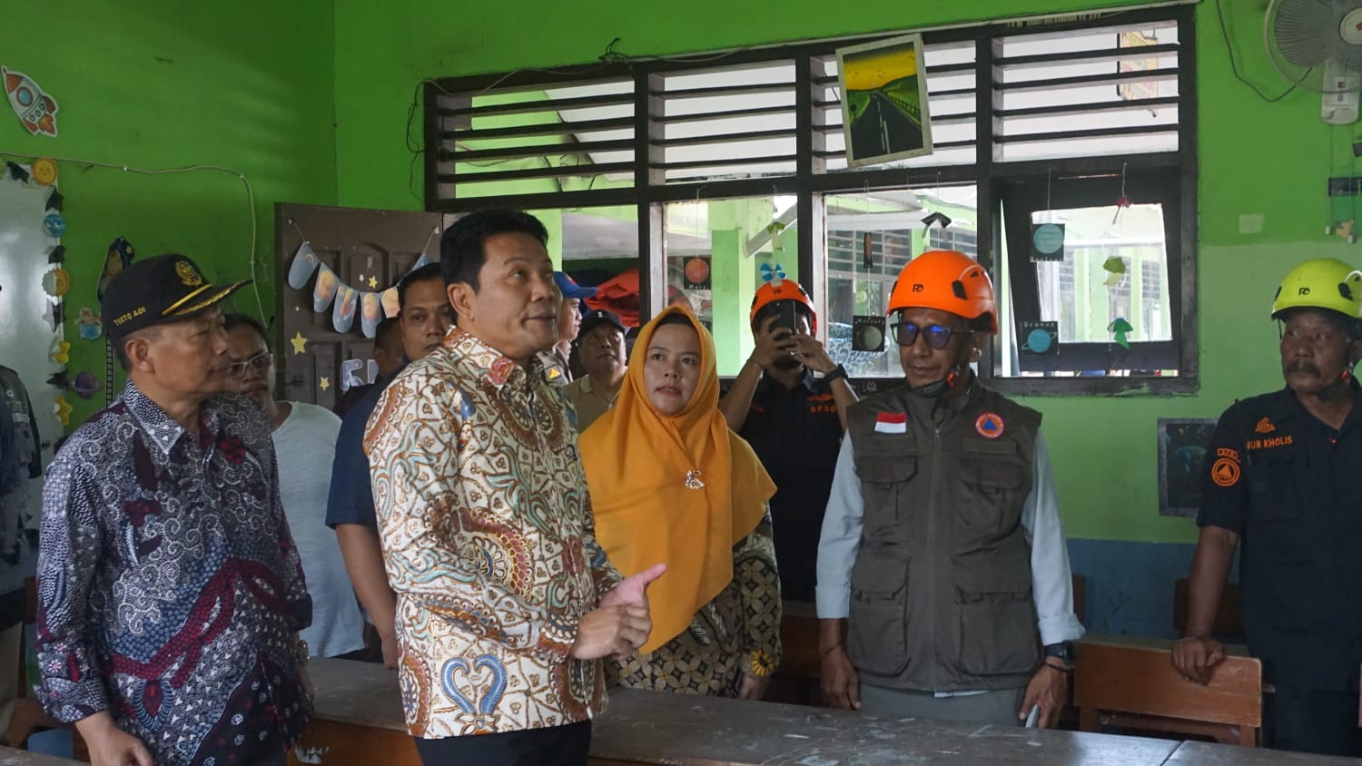 Tinjau Kondisi SDN 1 Sidokepung Usai Atap Ambruk, Bupati Subandi Beri Dua Skema Perbaikan