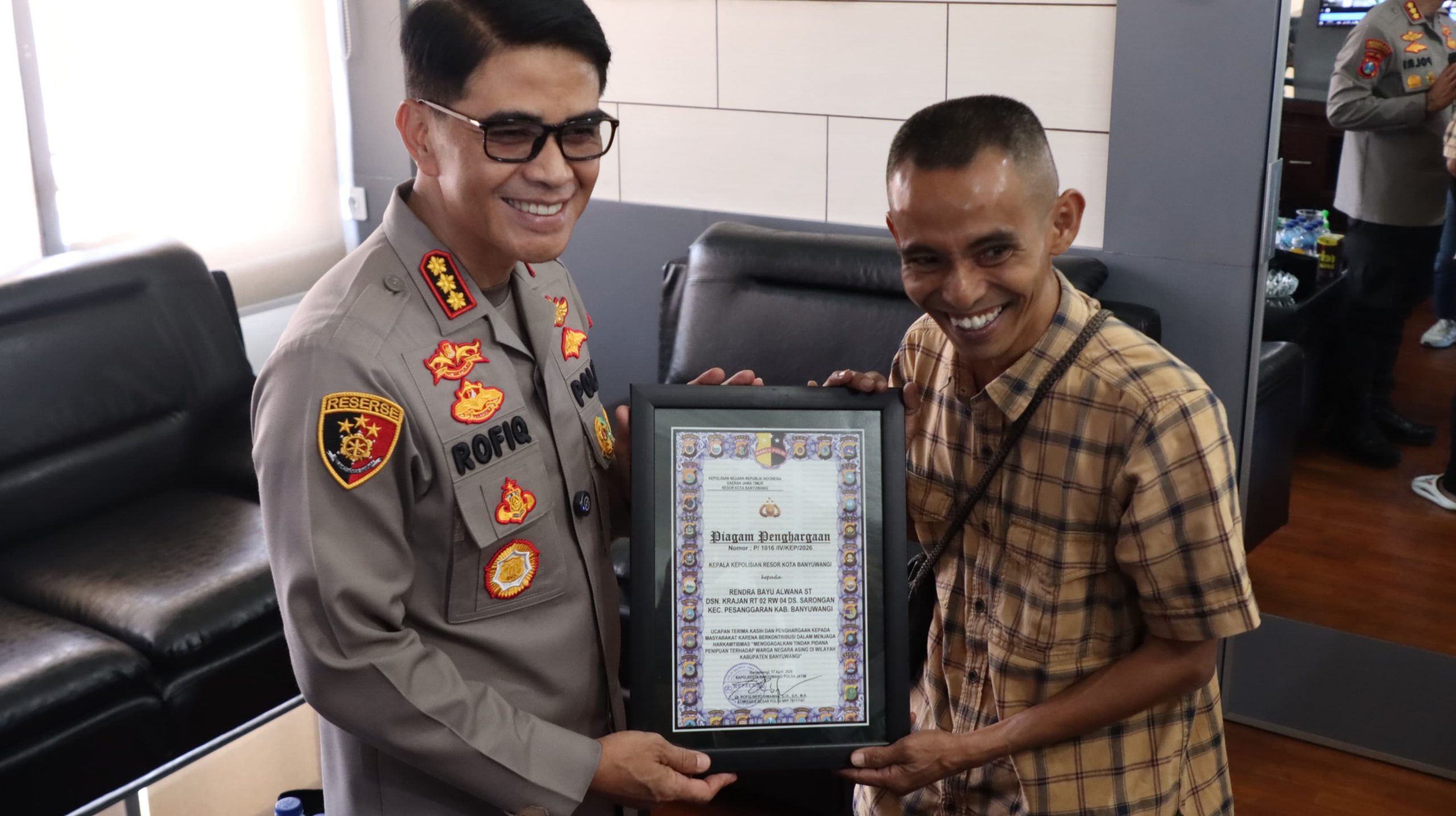 Bantu Gagalkan Penipuan terhadap WNA Thailand, Kapolresta Banyuwangi Beri Penghargaan Warga Sarongan