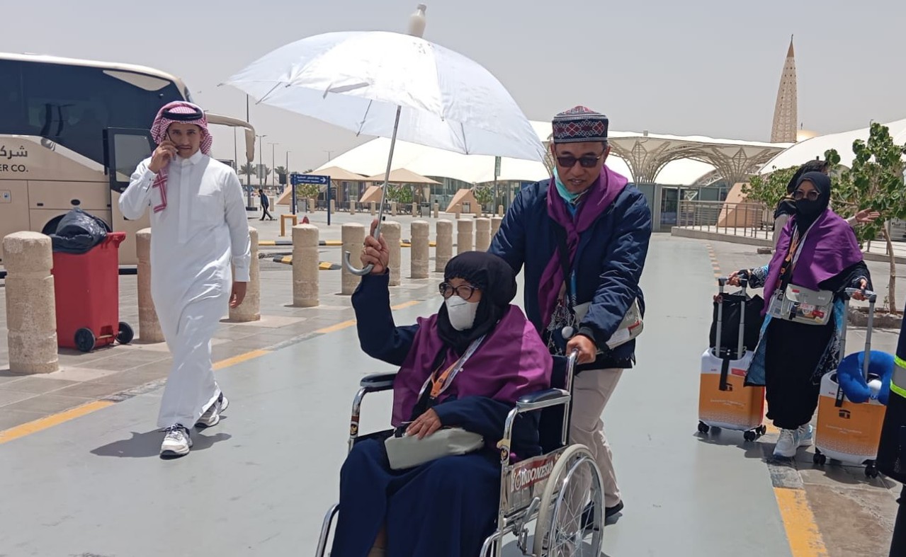 Layanan Humanis di Bandara Madinah: Jemaah Haji Indonesia Diberi Payung dan Fasilitas Khusus