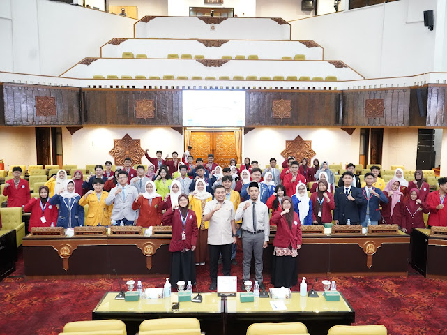 SMAIT Al Uswah Surabaya Gelar Uswah Konivers 4.0, Puguh DPRD Jatim: Bukti Gen Z Tak Apatis Politik
