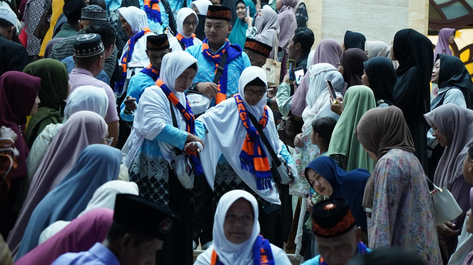 Diiringi Tangis Haru, KBIHU RS Muhammadiyah Lamongan Lepas Keberangkatan 353 Jemaah Haji