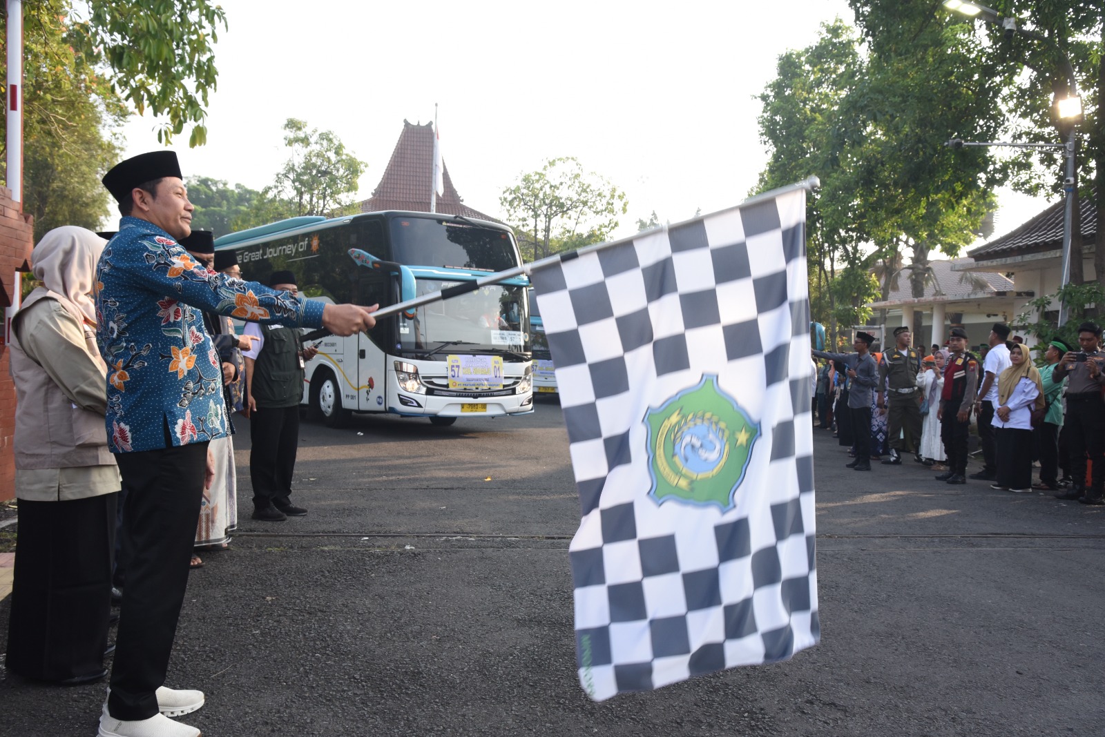 Bupati Subandi Lepas Tiga Kloter Haji Sekaligus, Total 1.133 Jemaah Diberangkatkan