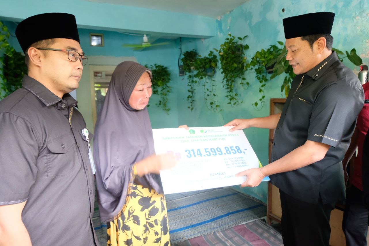 Bupati Subandi Serahkan Bantuan kepada Keluarga Korban Kecelakaan dan Kades Buncitan yang Meninggal Dunia