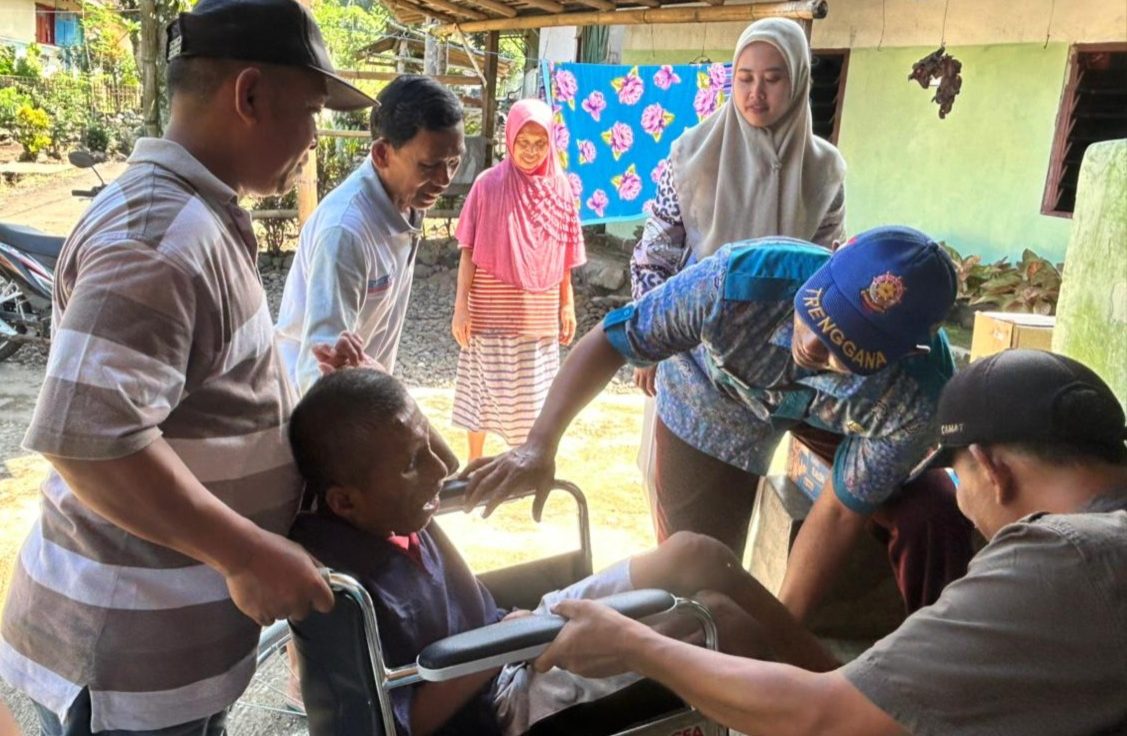 Pemkab Jember Perkuat Pendampingan Sosial bagi Warga Rentan, Serahkan Bantuan Kursi Roda dan Sembako