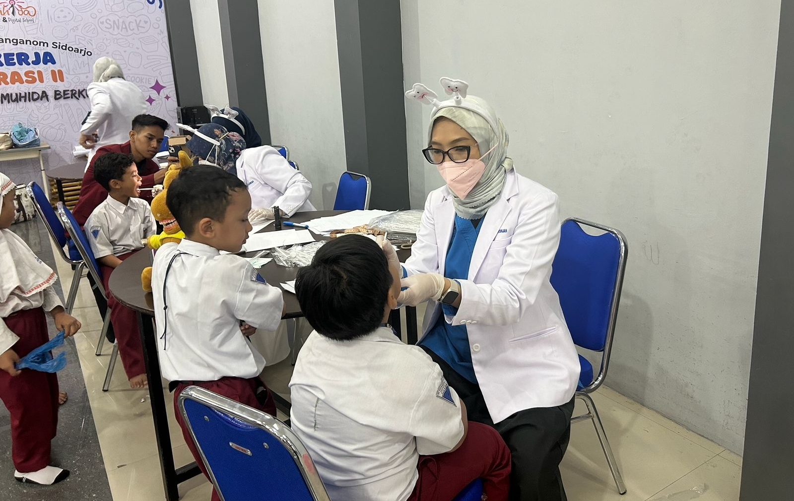 Kunjungi SD Muhida, FKG Umsida Edukasi Soal Kesehatan Gigi Sejak Dini