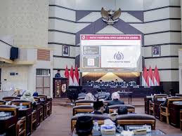 Viral Anggota DPRD Jember Merokok saat Rapat, Gus Fawait Minta Larangan Dipertegas